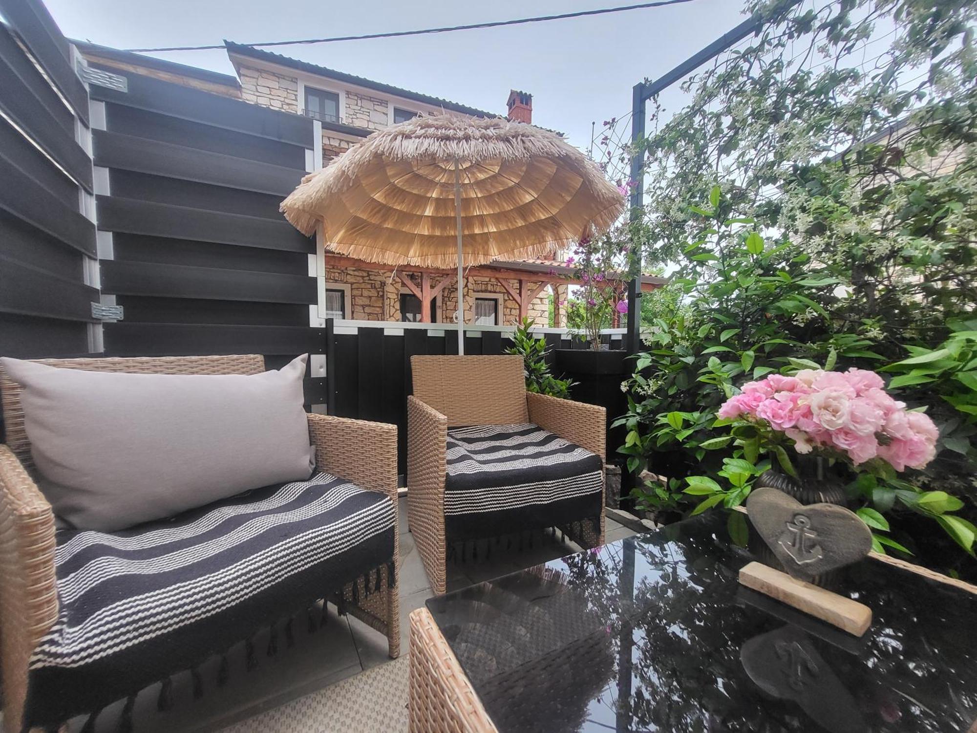 Villa Amore Radini Istrian Romantic Studio With Private Parking And Terrace Brtonigla Extérieur photo